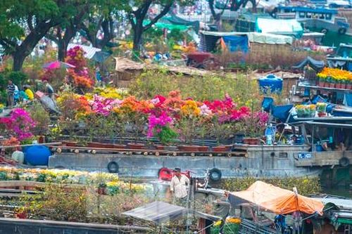 Chợ hoa 'trên bến dưới thuyền' hối hả chạy tết từ sáng đến tối