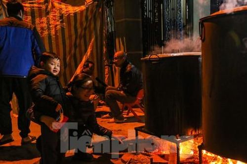 Người dân Thủ đô thức xuyên đêm canh nồi bánh chưng đón Tết