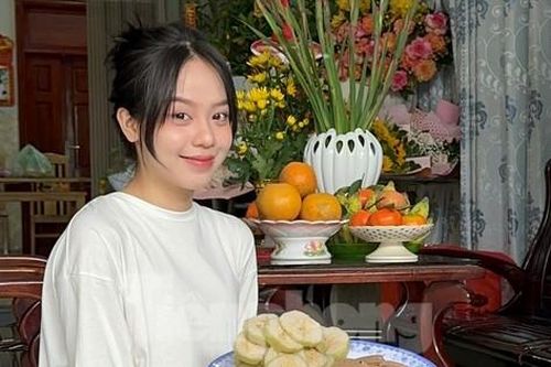 Hoa hậu Thanh Thủy bên gia đình trong ngày 29 Tết