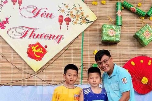 Giáo viên vùng sâu lì xì đặc biệt cho học sinh