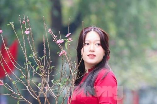Những cô gái Hà thành thướt tha áo dài xuống phố đón xuân