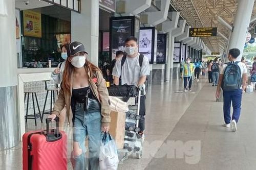 Sân bay Tân Sơn Nhất rất lạ chiều 29 Tết