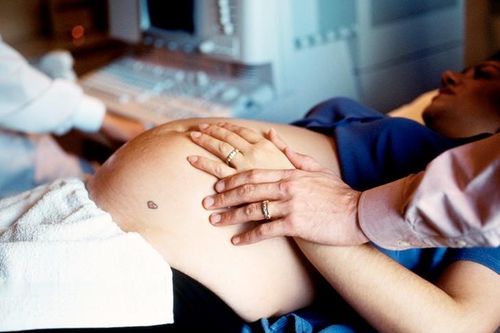 Thai phụ nguy kịch vì kiêng đẻ con vào 'ngày cùng tháng tận'