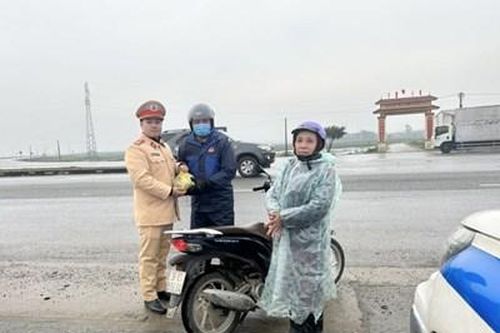 Hành động đẹp của CSGT Công an Hà Tĩnh ngày cận Tết