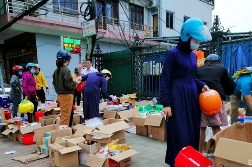 Nghệ An: Vỉa hè tràn lan các điểm xả hàng ngày cận Tết