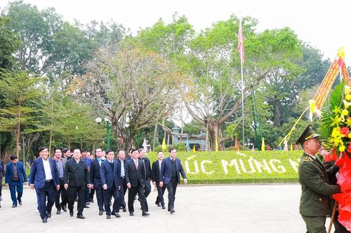 Chairman of the Central Committee's Inspection Commission offers incense to commemorate President Ho Chi Minh