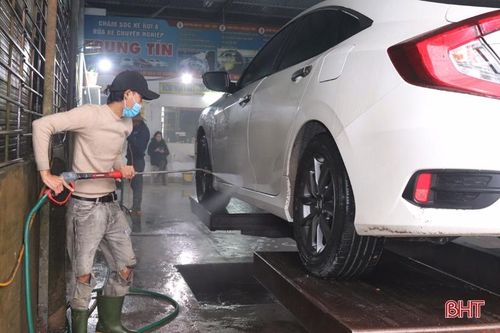 Dịch vụ rửa xe tất bật những ngày cuối năm