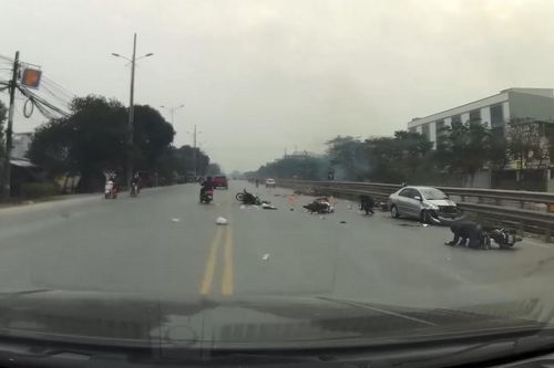 Hà Nội: Ôtô gây tai nạn liên hoàn khiến 3 người bị thương