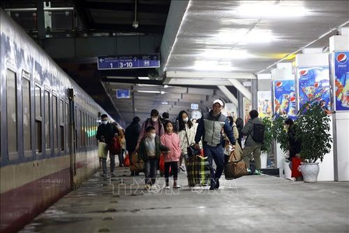 Những chuyến tàu đong đầy hương vị Tết quê hương