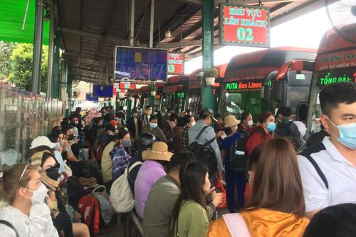 TP Hồ Chí Minh: Bến xe miền Tây chật kín người về quê, giao thông cửa ngõ vẫn thông thoáng