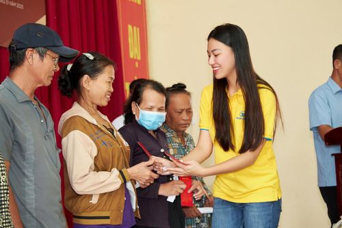 Á hậu Kim Duyên có hành động ý nghĩa dành cho trẻ em nhân dịp Tết Quý Mão