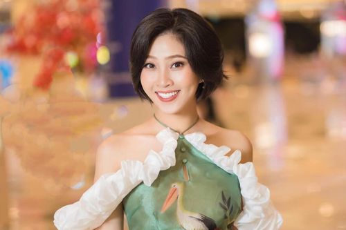 Liêu Hà Trinh lần đầu tiên đón Tết xa nhà với ông xã doanh nhân ở trời Tây