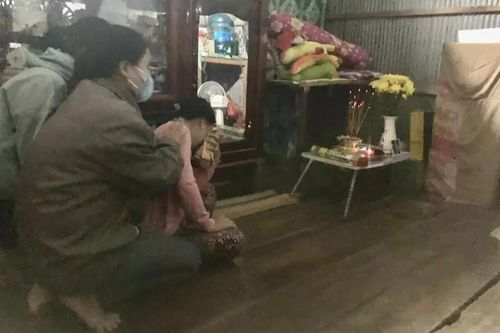 Chiếc bàn học hằng ngày của Hạo Nam nay chính là bàn thờ tạm, dùng để hương khói cho em