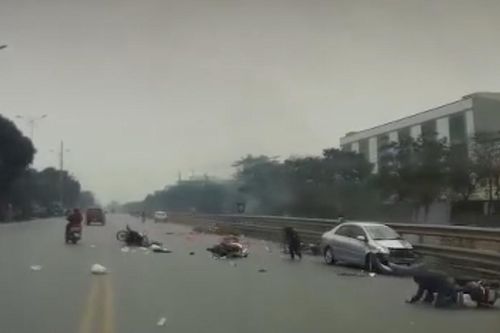 Chiều 29 Tết, ô tô lao ngược làn đường hất văng nhiều xe máy ở Hà Nội