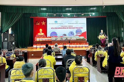 Chương trình 'Bữa cơm không đồng và trao quà tình nghĩa' tại Bệnh viện Đa khoa tỉnh Thanh Hóa