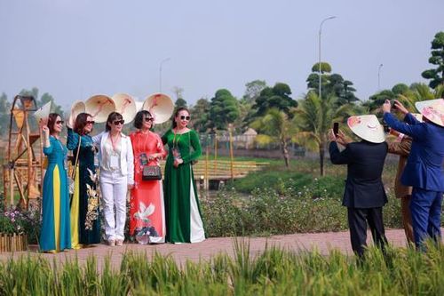 Người Hà Nội diện áo dài trẩy hội hoa xuân tại Home Hanoi Xuan 2023