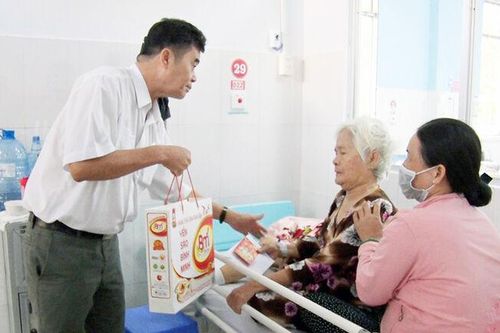 Phó Chủ tịch UBND huyện Phú Tân thăm, tặng quà Tết cho bệnh nhân nằm viện