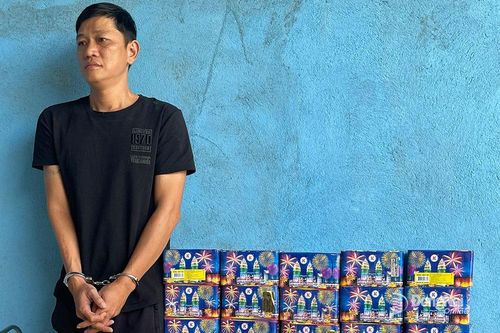 Bắt đối tượng tàng trữ trái phép 50 hộp pháo nổ