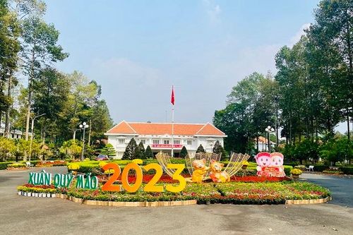 Trụ sở UBND tỉnh Đồng Tháp mở cửa đón khách tham quan