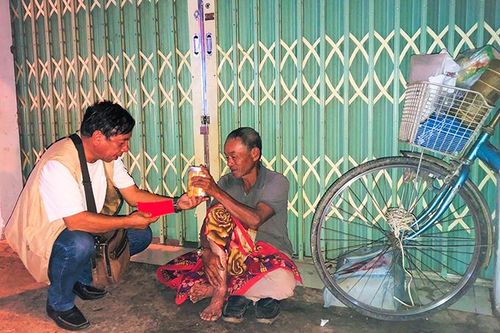 Tặng quà Tết cho người vô gia cư, người nghèo