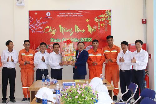 Ông Lê Hữu Hoàng thăm, chúc Tết các đơn vị trực Tết