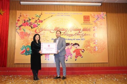 Văn phòng phẩm Hồng Hà sẻ chia Tết ấm áp yêu thương đến với trẻ em làng Birla