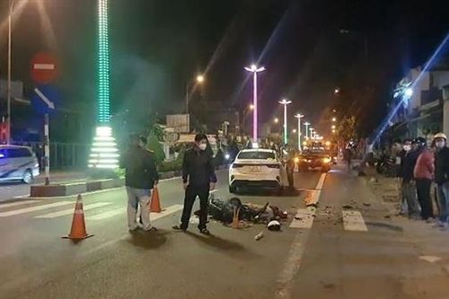 Xe máy lao vào xe ô tô đang qua đường, nam thanh niên tử vong tại chỗ