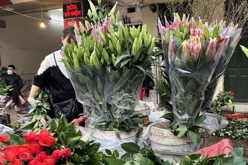 Hoa tươi ngày 29 Tết Nguyên đán: Đắt hơn thịt vẫn hút khách