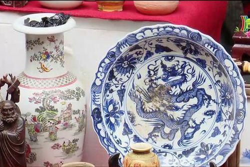 Du Xuân Hà Nội: Đi chợ Tết mua đồ cũ
