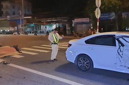 Xe máy tông xe 4 chỗ đang quay đầu, một sinh viên tử vong tại chỗ