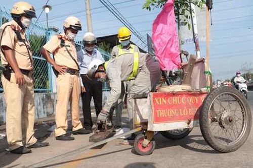 TPHCM: CSGT phối hợp hút đinh trên đường để người dân về quê an toàn