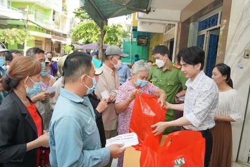 Đan Trường trao quà đến người nghèo ngày giáp Tết