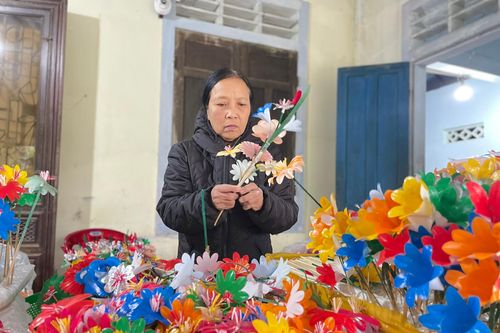 Rực rỡ sắc màu Tết tại làng nghề hoa giấy hơn 300 tuổi ở cố đô Huế