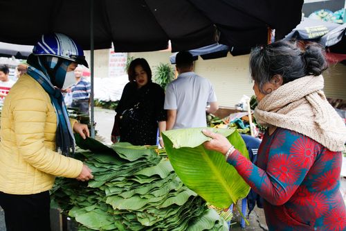 Chợ lá dong lâu đời nhất Hà Nội nhộn nhịp từ sáng đến tối