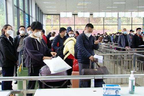 Người Việt ở Trung Quốc vui mừng về quê đón Tết
