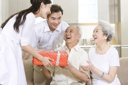 Không nỡ để xảy ra rạn nứt khi mua quà Tết biếu bố mẹ hai bên, vợ nghĩ chiêu chọn quà và kết quả thật mãn nguyện