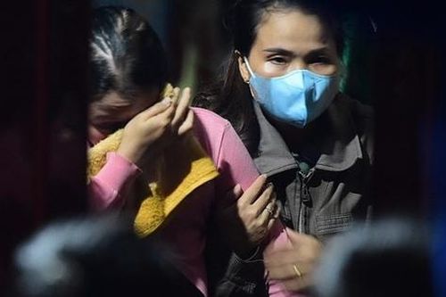 Mẹ Hạo Nam khóc rồi ngất lịm khi thi thể con được đưa về