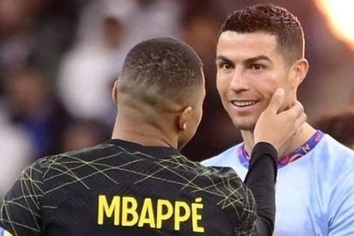 Hành động đáng yêu của Mbappe khi C.Ronaldo bị sưng mặt