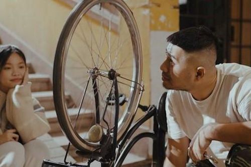 Phim ngắn 'Khoảnh khắc bên bố' gây xúc động về tình phụ tử