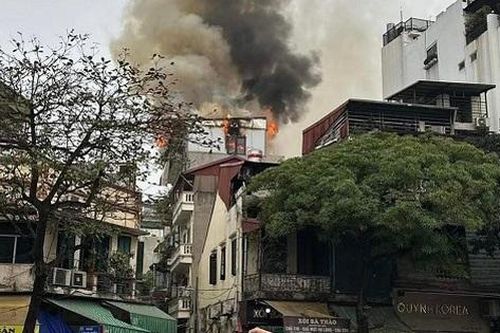 Cháy nhà dân gần khu vực chợ Hàng Da