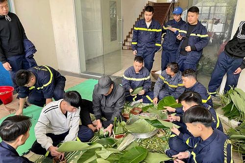 Hình ảnh sẵn sàng đón xuân của lính cứu hỏa Công an quận Long Biên