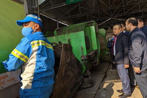 Chủ tịch Hà Nội kiểm tra công tác trực ở điểm thu gom rác, trận địa pháo hoa tầm cao ngày 30 Tết