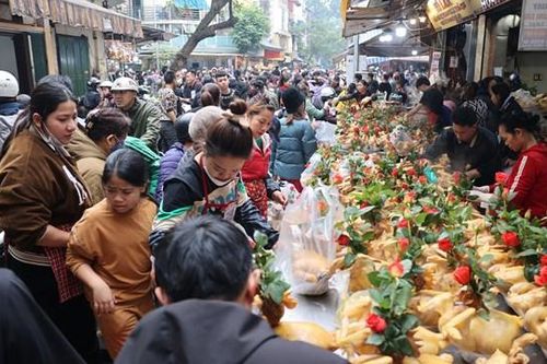 Hà Nội: Chợ Hàng Bè đông đúc trước thời khắc giao thừa Xuân Quý Mão 2023