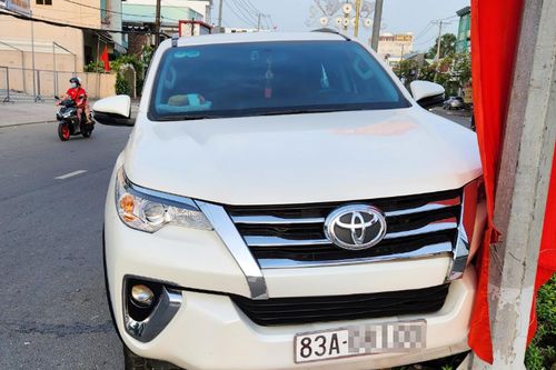 Người dân đập kính, cứu tài xế đột quỵ trong ôtô