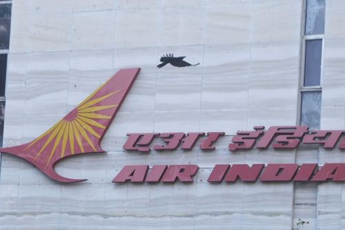 Air India bị phạt sau vụ sếp ngân hàng 'tiểu bậy' lên nữ hành khách