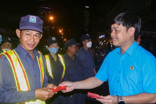 Những gói quà, bao lì xì đêm 30 Tết