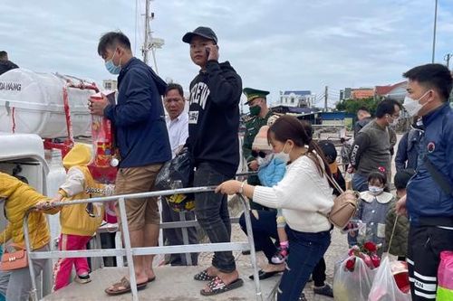 30 tháng Chạp, người dân hối hả lên tàu về Lý Sơn ăn Tết