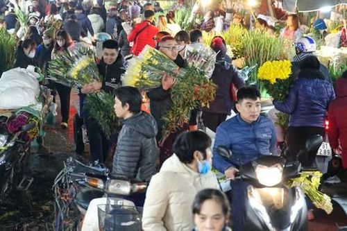 Tấp nập chợ hoa Quảng Bá rạng sáng ngày 30 Tết