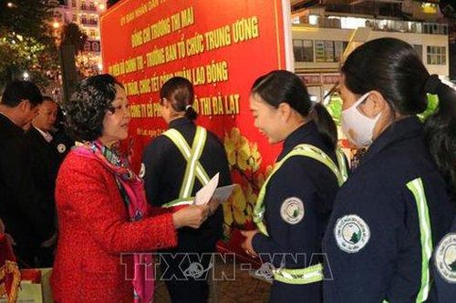 Trưởng ban Tổ chức Trung ương Trương Thị Mai chúc Tết công nhân môi trường Đà Lạt