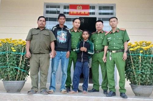 Giúp cháu bé sau 6 ngày bị lạc trong rừng đoàn tụ với gia đình
